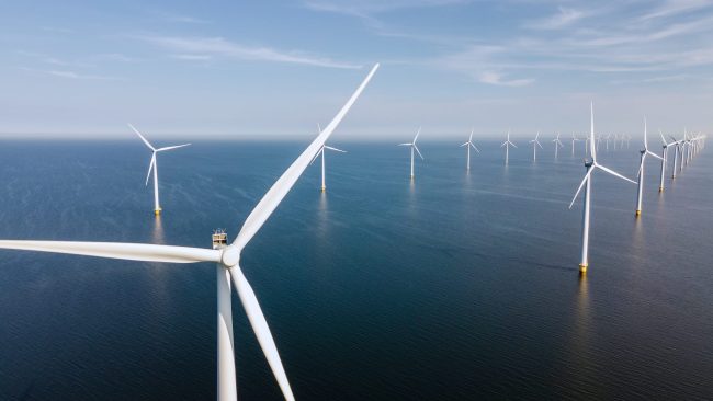 Vedvarende energikilder som vindmølleparker giver billig strøm