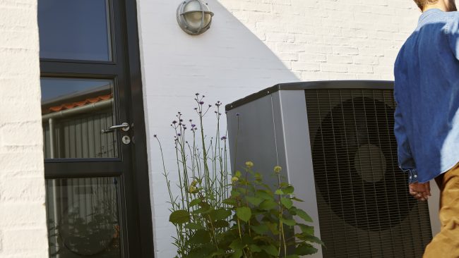 Pæn varmepumpe foran nyt hus
