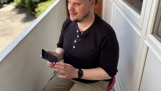 Blind bruger viser, hvordan han bruger Andel Energis app