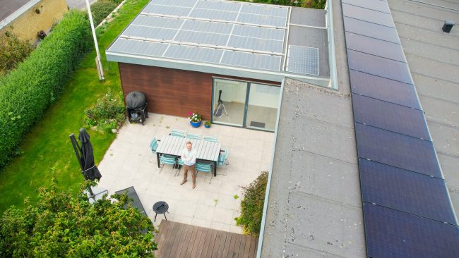 Jack Michael Kristensen, direktør for fleksibilitet i Andel Energi, foran sit hus i Frederikssund