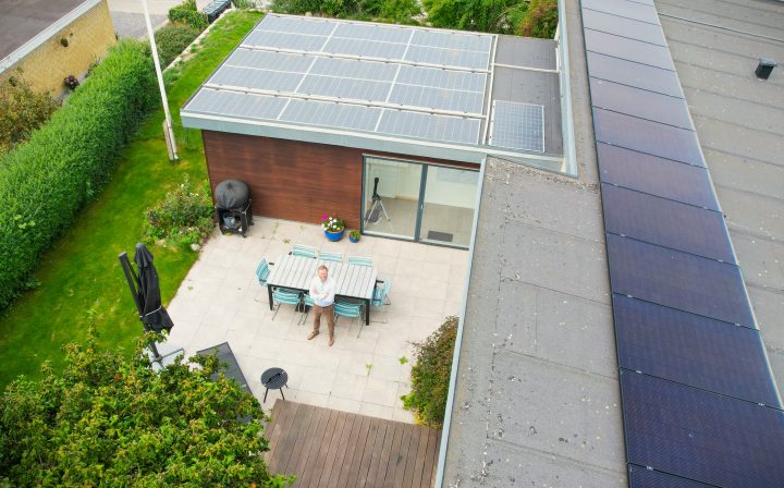 Jack Michael Kristensen, direktør for fleksibilitet i Andel Energi, foran sit hus i Frederikssund