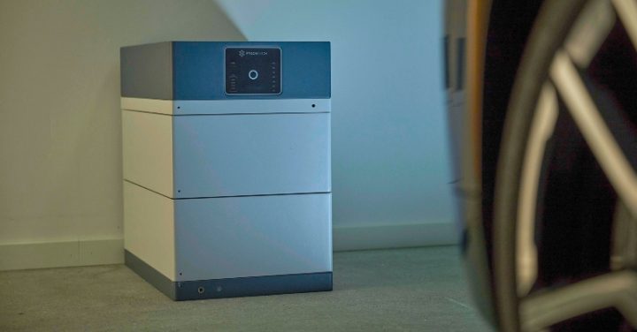Et hjemmebatteri fra Andel Energi i et dansk hjem, som står i garagen.