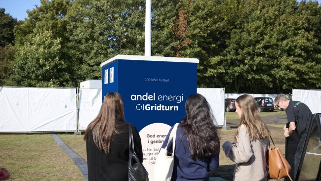 Unge foran batteri til Ungdommens Folkemøde