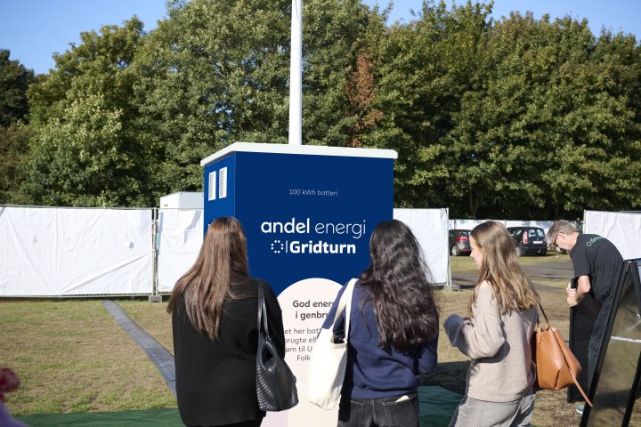 Unge foran batteri til Ungdommens Folkemøde