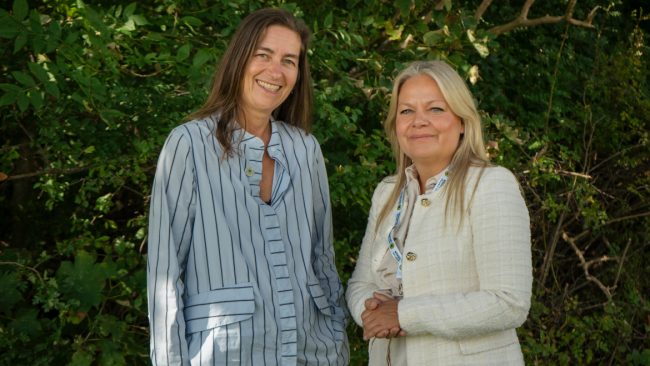 Kathrine Drastrup (tv) fra Solsikkeprogrammet sammen med Marlene Holmgaard Fris (th) fra Andel Energi fotograferet i forbindelse med Andel Energis tilslutning til Solsikkeprogrammet og Solsikkelinjen.