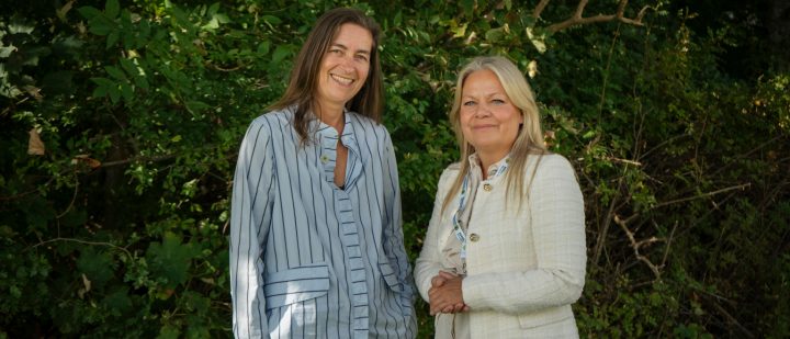 Kathrine Drastrup (tv) fra Solsikkeprogrammet sammen med Marlene Holmgaard Fris (th) fra Andel Energi fotograferet i forbindelse med Andel Energis tilslutning til Solsikkeprogrammet og Solsikkelinjen.