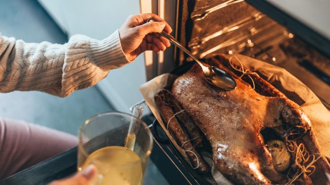 Kvinde som laver juleand i ovnen.