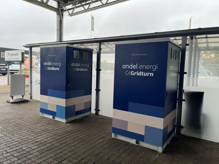 Billedet viser to Andel Energi x GridTurn-batterier.